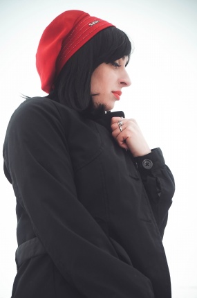 黑色棉袄戴帽美女图片